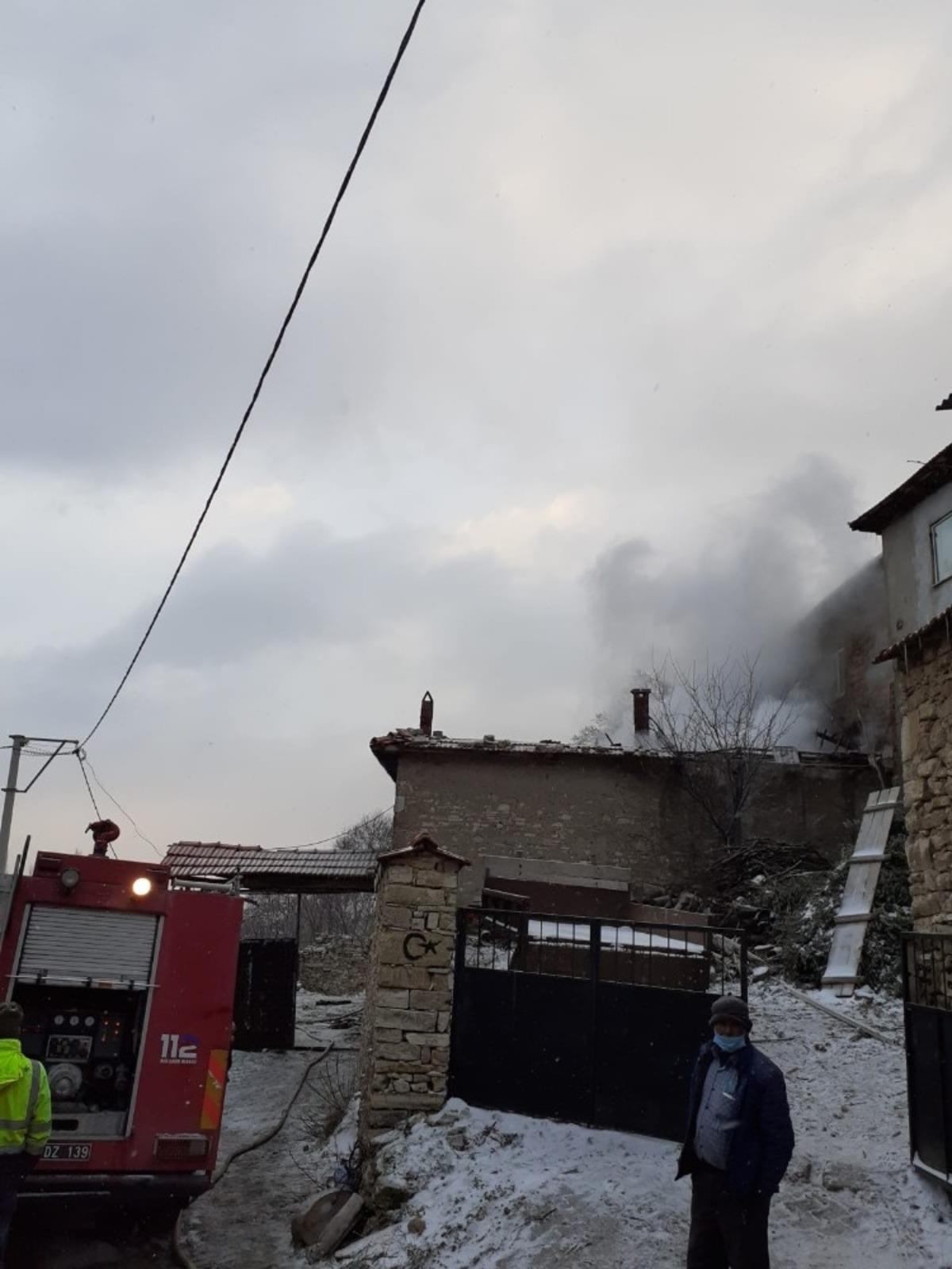 Sobadan &ccedil;ıkan kıvılcım yangın &ccedil;ıkardı: 1 kişi &ouml;ld&uuml;