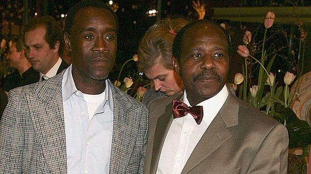 Don Cheadle ve Hotel Ruanda filminde canlandırdığı Paul Rusesabagina