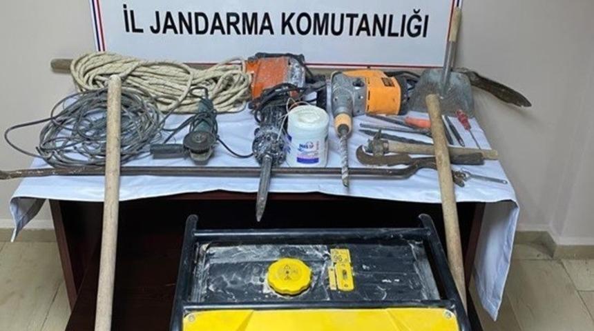 Batman&rsquo;da 60 metre derinliğinde ka&ccedil;ak kazı kazan 2 kişi su&ccedil;&uuml;st&uuml; yakalandı