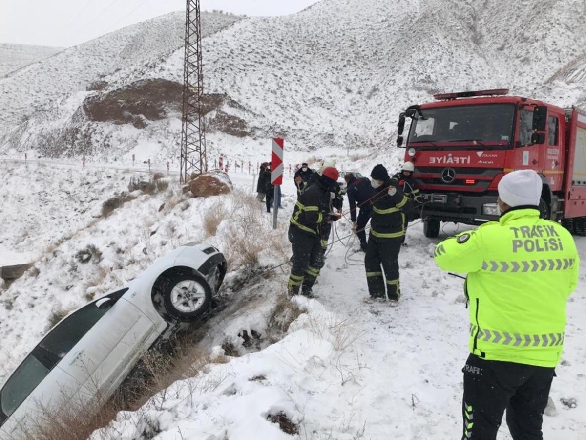 Karlı yolda kontrolden &ccedil;ıkan otomobil u&ccedil;urumun yamacında asılı kaldı