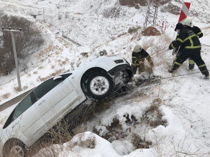 Karlı yolda kontrolden çıkan otomobil uçurumun yamacında asılı kaldı G3