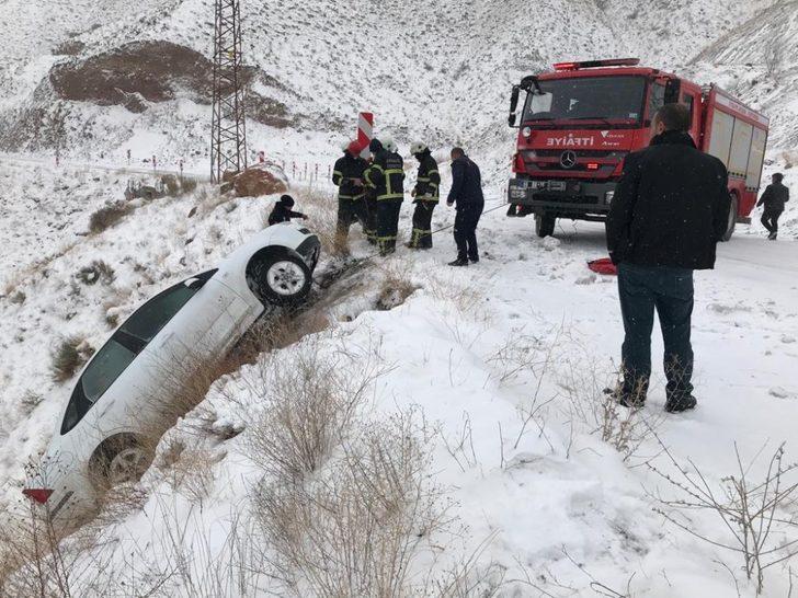 Karlı yolda kontrolden çıkan otomobil uçurumun yamacında asılı kaldı G4