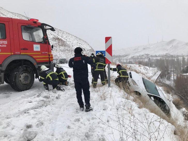 Karlı yolda kontrolden çıkan otomobil uçurumun yamacında asılı kaldı G5