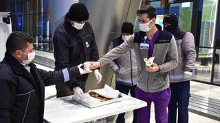 Süleymanpaşa Belediyesi her sabah sağlık çalışanlarına çorba ve simit ikram ediyor