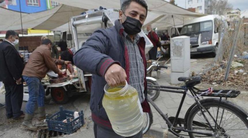 Seyyar satıcıdan zeytinyağı diye aldı, su çıktı 