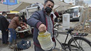 Seyyar satıcıdan zeytinyağı diye aldı, su çıktı 