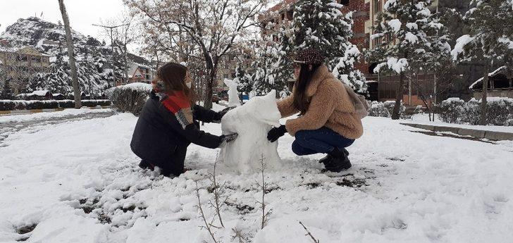 Osmancık’ta genç kızlar kardan kurt yaptı G2