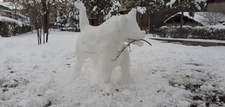Osmancık’ta genç kızlar kardan kurt yaptı G3