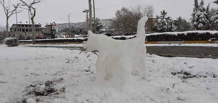 Osmancık’ta genç kızlar kardan kurt yaptı G4