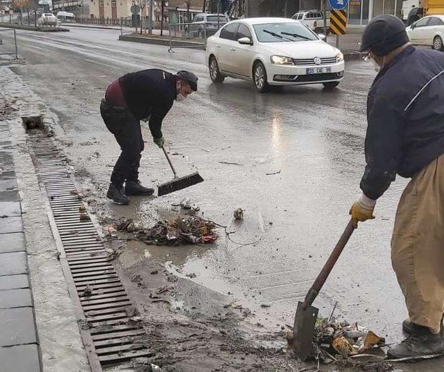 Hakkari’de yağmur suyu tahliye giderlerinin ızgaraları temizlendi