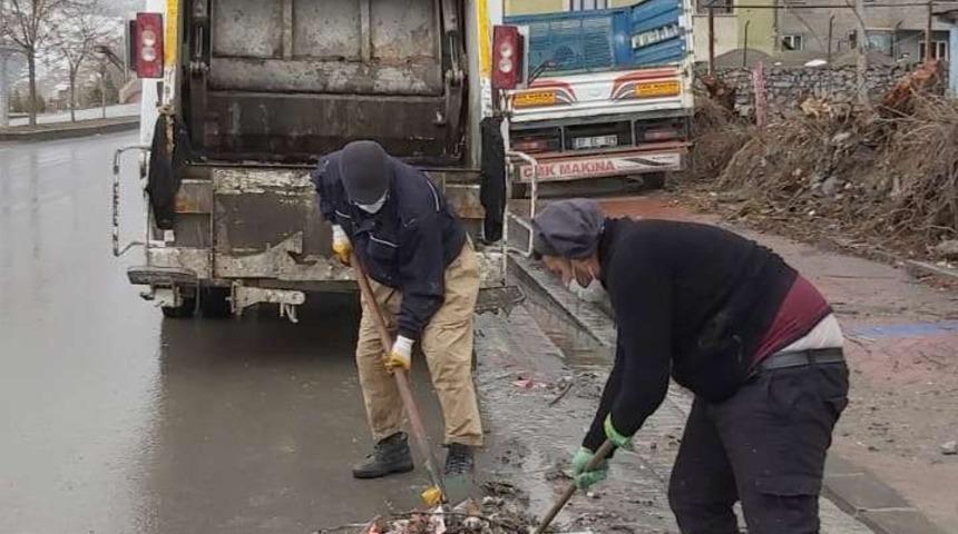 Hakkari&rsquo;de yağmur suyu tahliye giderlerinin ızgaraları temizlendi