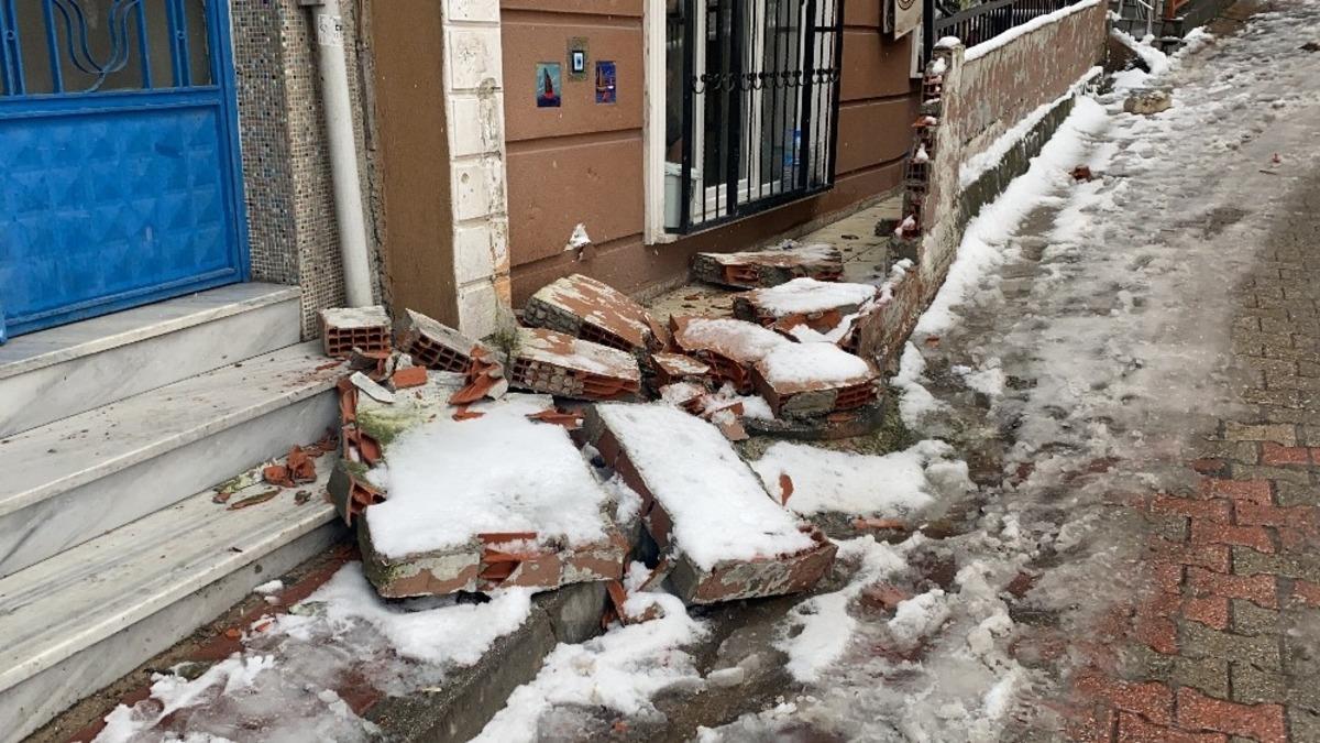 Kağıthane&rsquo;de buzlanan yolda kayan ara&ccedil; &ccedil;arptığı duvarı yıktı