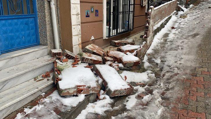 Kağıthane’de buzlanan yolda kayan araç çarptığı duvarı yıktı G1