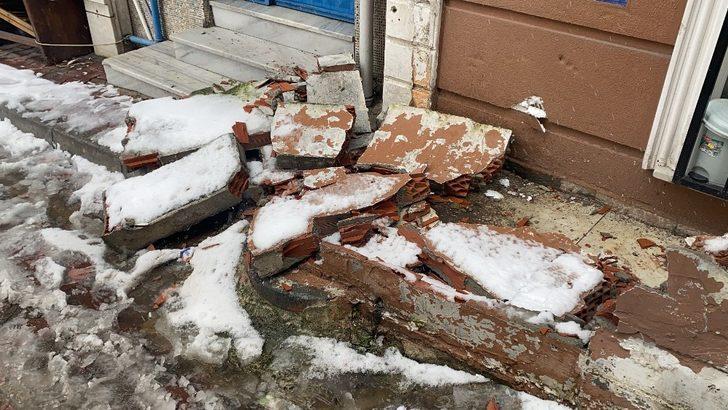 Kağıthane’de buzlanan yolda kayan araç çarptığı duvarı yıktı G2