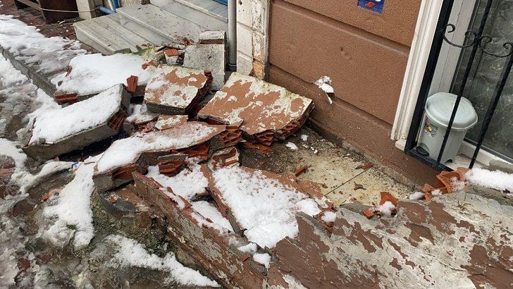 Kağıthane’de buzlanan yolda kayan araç çarptığı duvarı yıktı G3