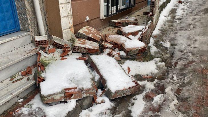 Kağıthane’de buzlanan yolda kayan araç çarptığı duvarı yıktı G4