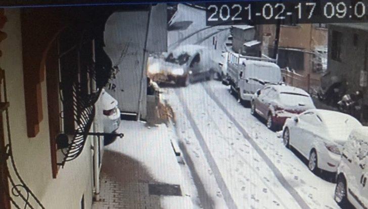 Kağıthane’de buzlanan yolda kayan araç çarptığı duvarı yıktı G5