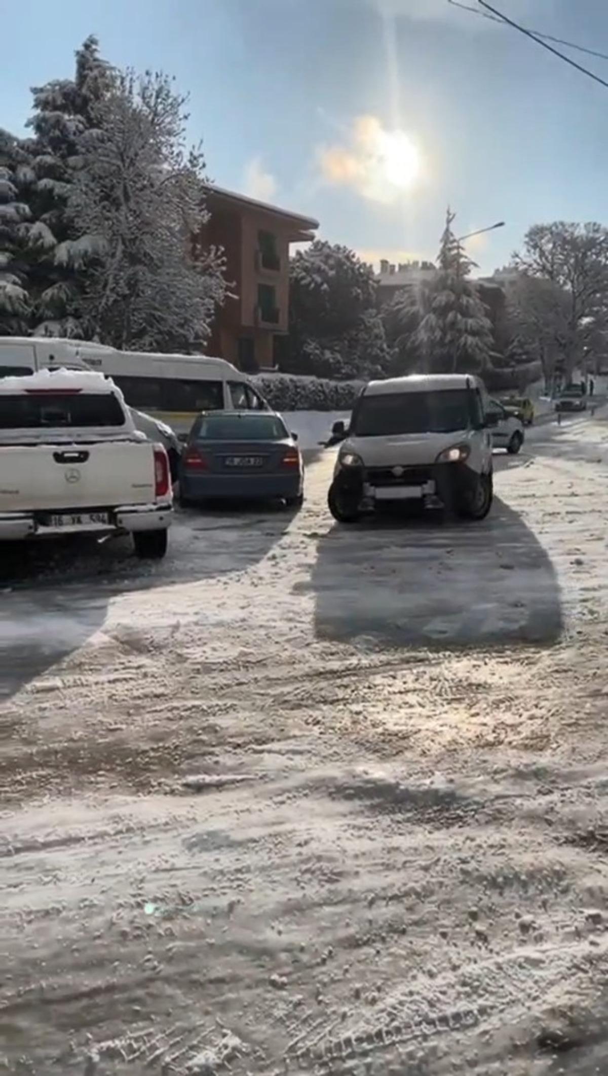 Bursa&rsquo;da ara&ccedil;ların buzlu yolla imtihanı