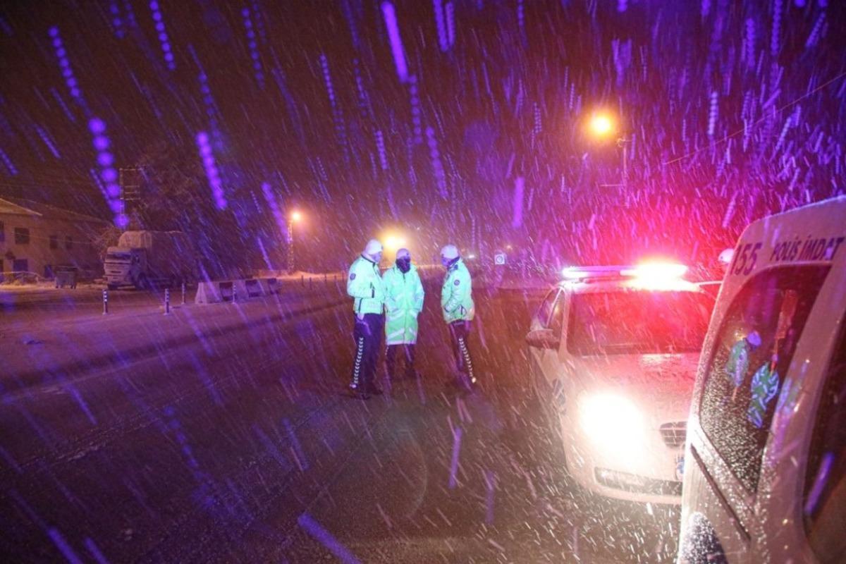 Karlı yolda s&uuml;r&uuml;c&uuml;lere ikram