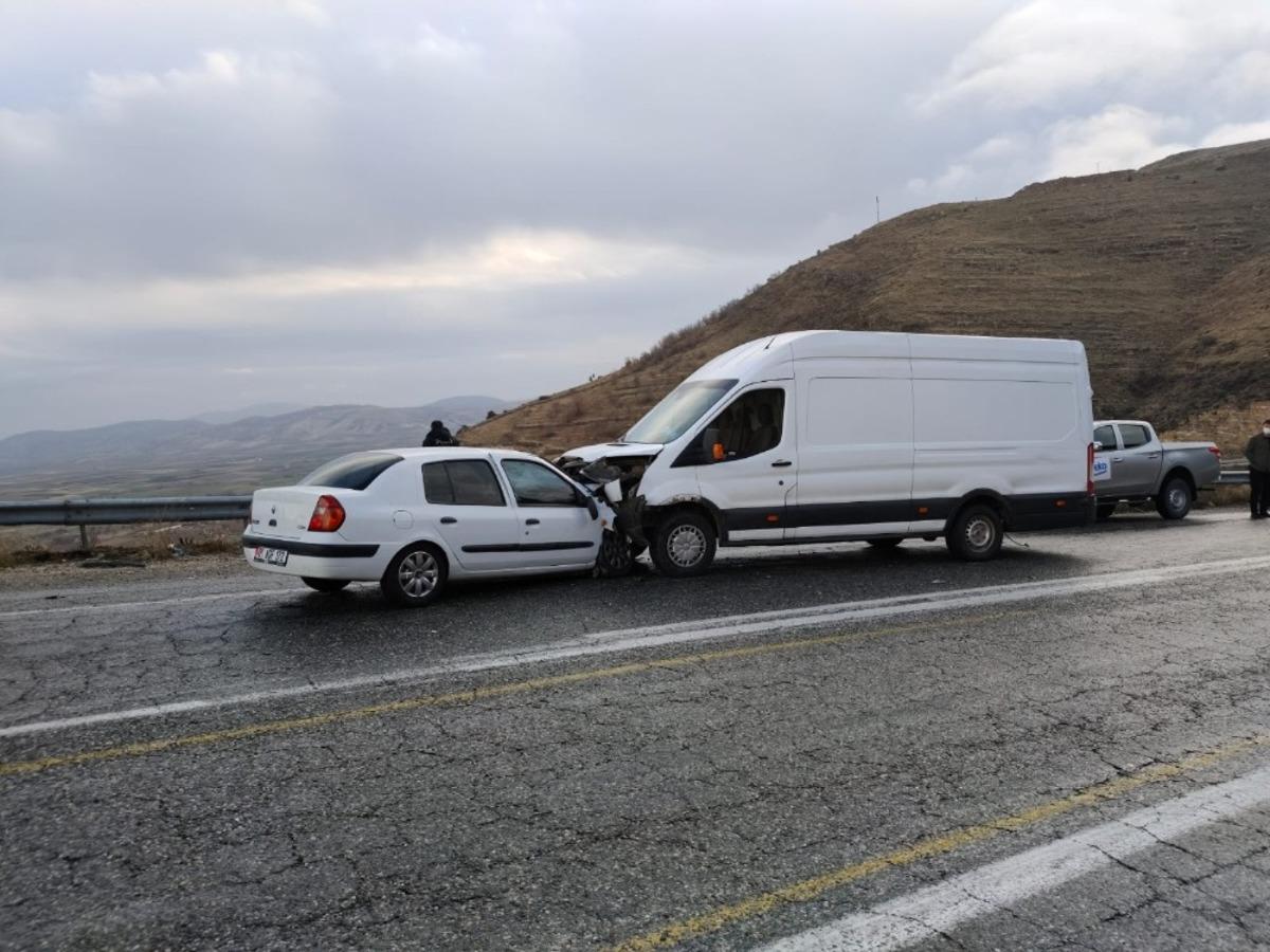 Gerc&uuml;ş&rsquo;te trafik kazası: 2 yaralı