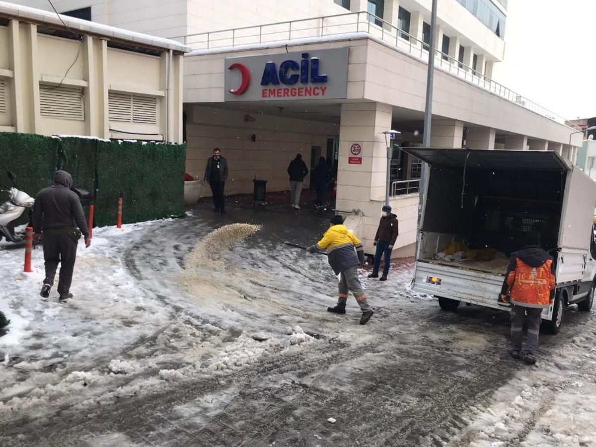 Beyoğlu&rsquo;nda karla m&uuml;cadele aralıksız devam ediyor
