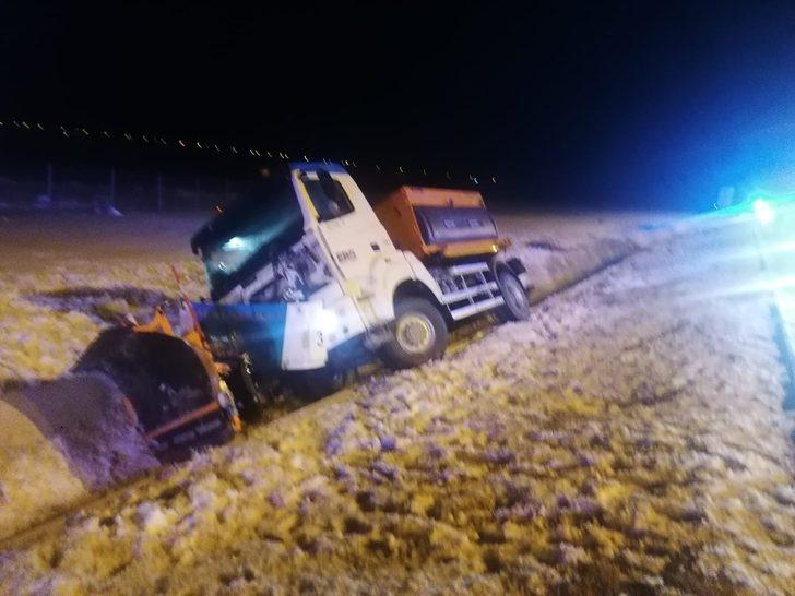 Başkent’te kar küreme aracı su kanalına devrildi: 1 ölü G2