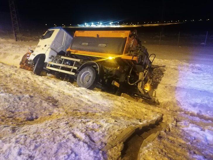 Başkent’te kar küreme aracı su kanalına devrildi: 1 ölü G3