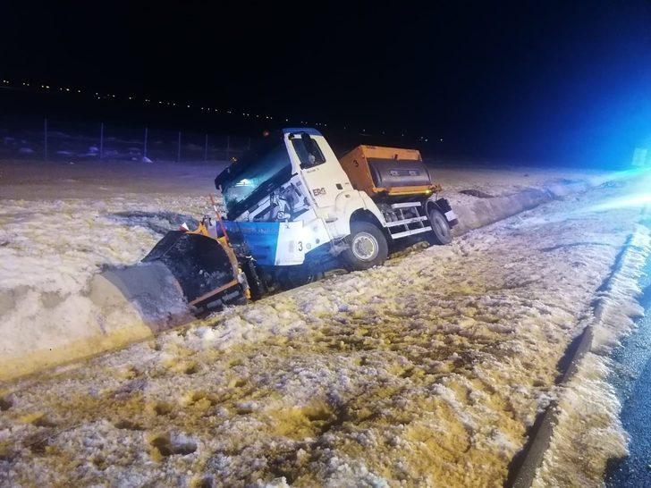 Başkent’te kar küreme aracı su kanalına devrildi: 1 ölü G4