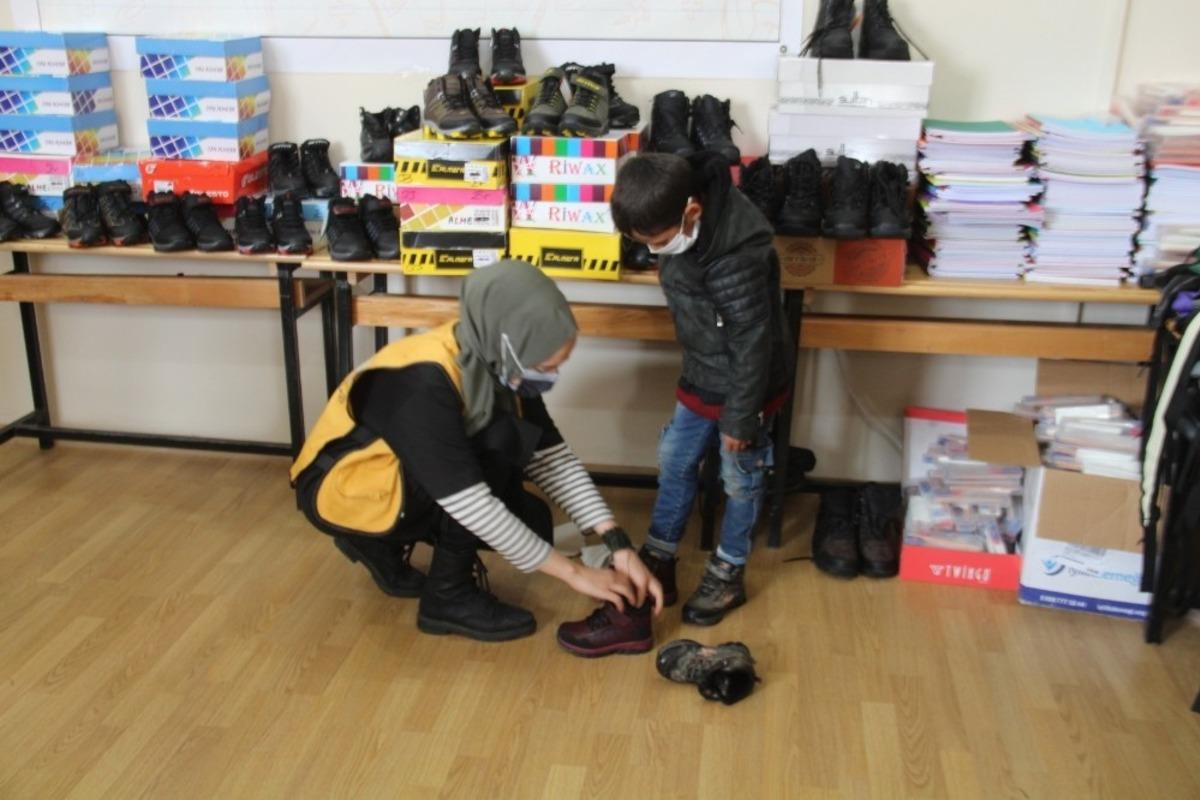 Şemdinli&rsquo;deki &ccedil;ocukların y&uuml;zleri &lsquo;Kardeşliğe Bir El Uzat&rsquo; projesiyle g&uuml;ld&uuml;