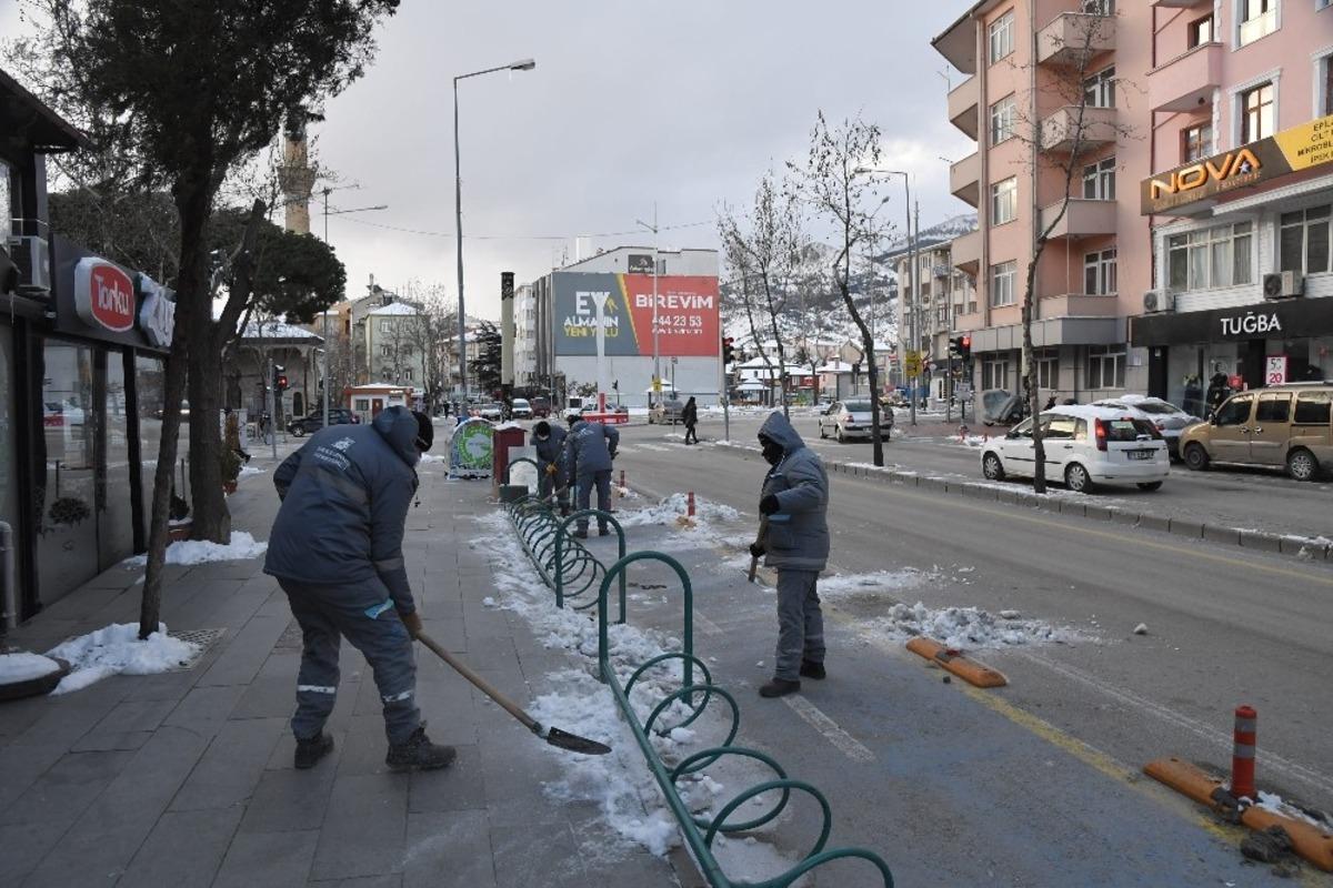 Isparta&rsquo;da yollarda don olayına karşın tuzlama ve sol&uuml;syon &ccedil;alışmaları yapıldı