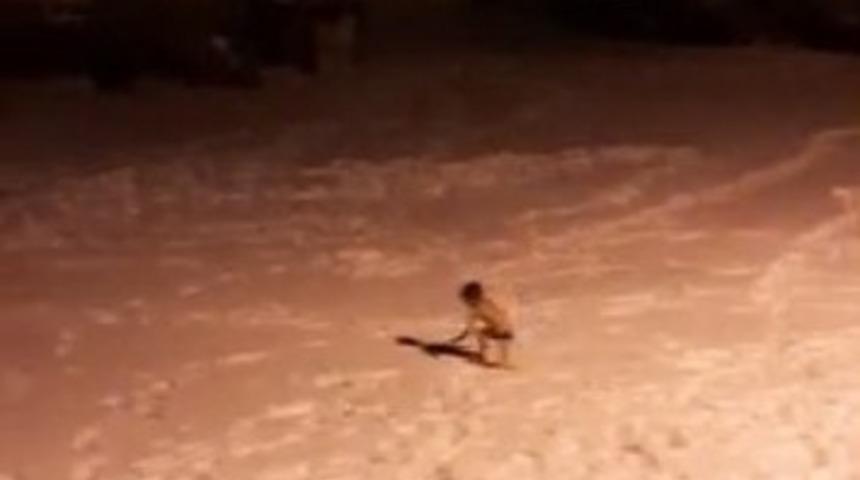 Soğuğa aldırış etmeden, yarı çıplak karın içine atladılar!