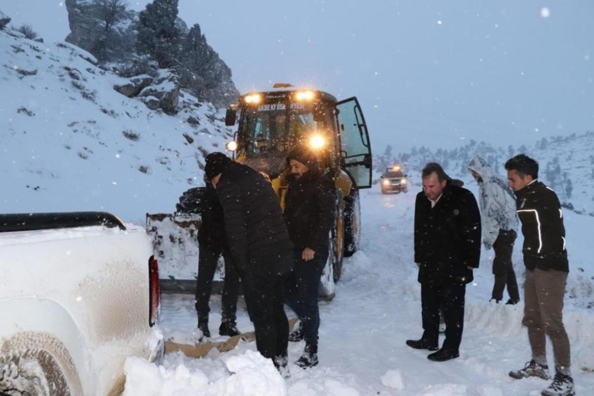 Hayvanları beslemek i&ccedil;in gittikleri Giden Gelmez Dağları&rsquo;nda mahsur kaldılar