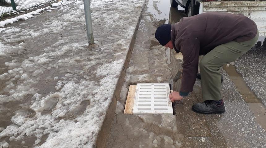 &Ccedil;alınan mazgalların yerine yenisi monte edildi