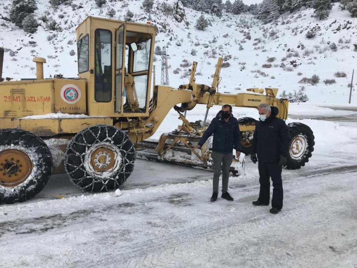 Isparta Valisi Seymenoğlu karla m&uuml;cadele &ccedil;alımalarını yerinde denetledi