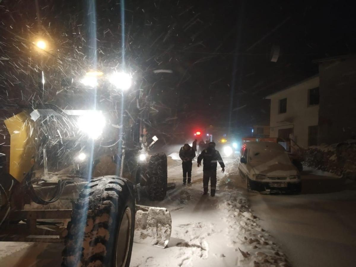 Konya&rsquo;da karda mahsur kalan 14 kişiyi AFAD ekipleri kurtardı