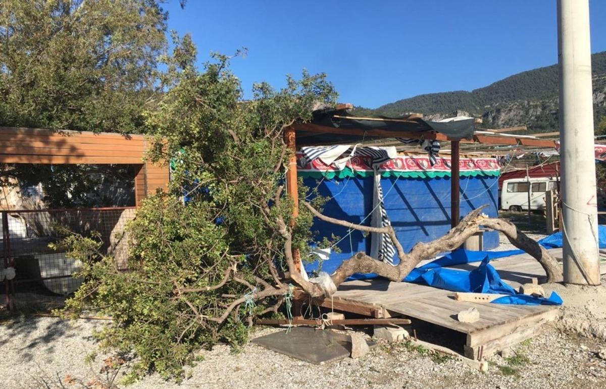 Fırtına Akb&uuml;k&rsquo;te hasara yol a&ccedil;tı