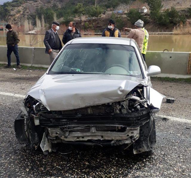 Bariyere çarpan otomobilin sürücüsü yaralandı