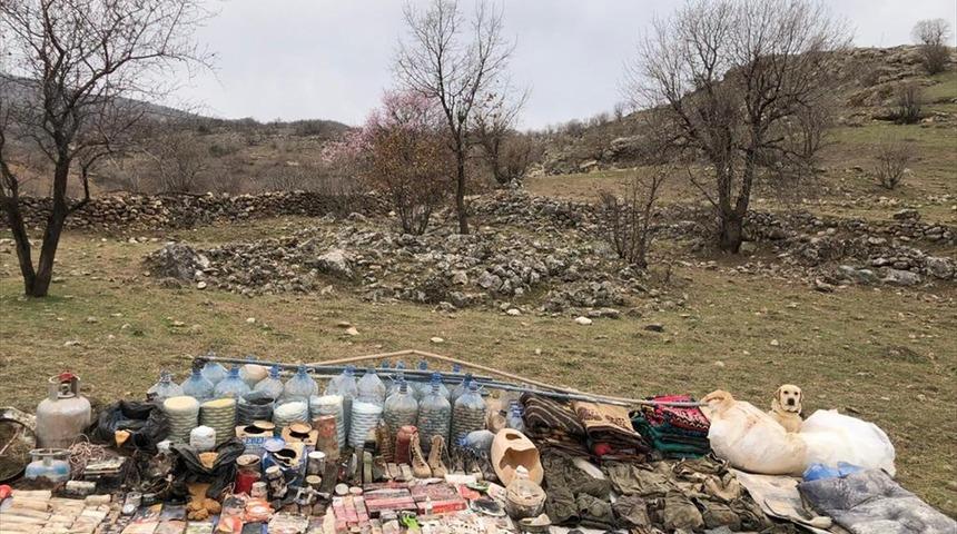 Batman kırsalında iki mağarada patlayıcı ve yaşam malzemeleri ele ge&ccedil;irildi