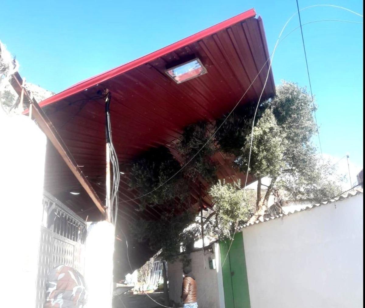 S&ouml;ke&rsquo;de fırtına evin &ccedil;atısını u&ccedil;urdu