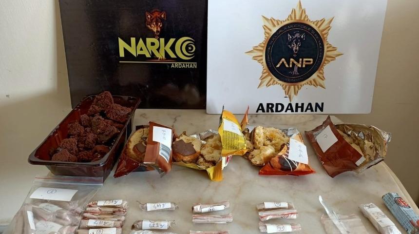 Keklerin içinden uyuşturucu çıktı