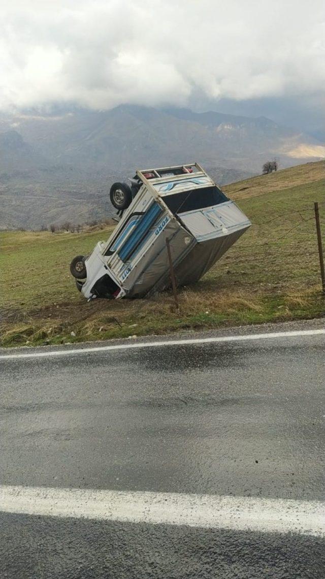 Kaygan yolda sürücüsünün direksiyon hakimiyetini kaybettiği kamyonet takla attı