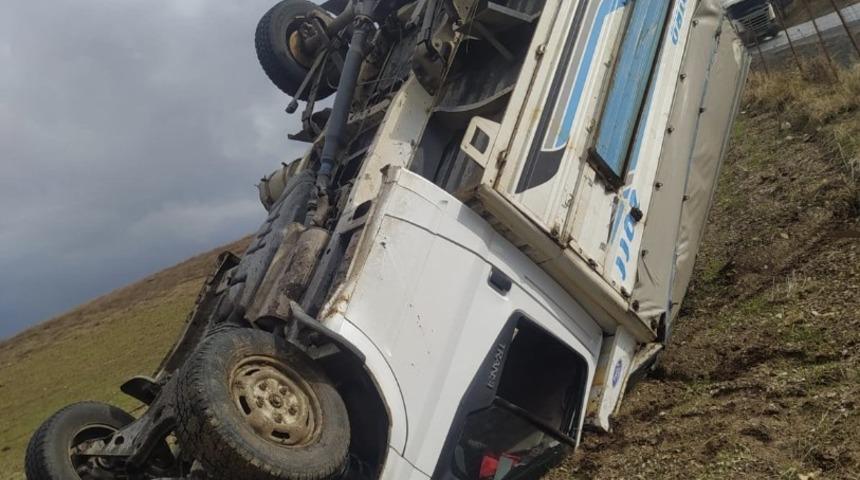 Kaygan yolda s&uuml;r&uuml;c&uuml;s&uuml;n&uuml;n direksiyon hakimiyetini kaybettiği kamyonet takla attı