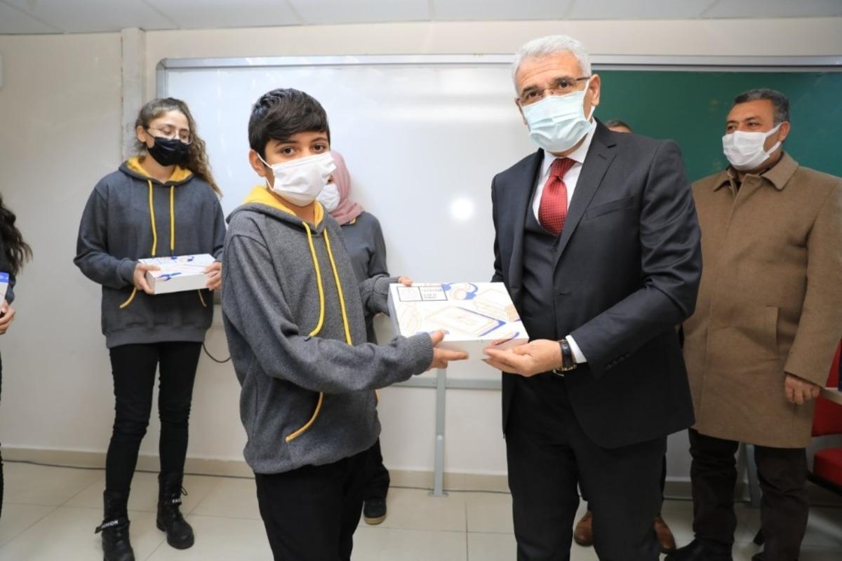 İhtiya&ccedil; sahibi &ouml;ğrencilere tablet dağıtımı s&uuml;r&uuml;yor