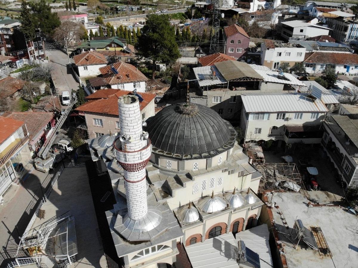 Şiddetli r&uuml;zgar cami minaresinin k&uuml;lahını u&ccedil;urdu