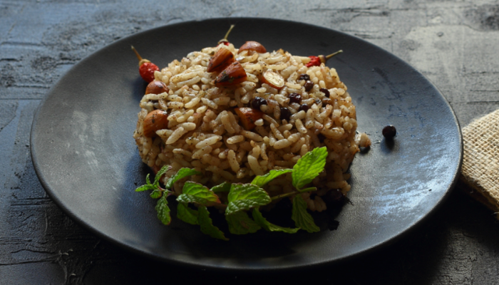 Pirincin kuş üzümü ve fıstıkla mükemmel uyumu: İç pilav tarifi! Lezzet katan en önemli şey...