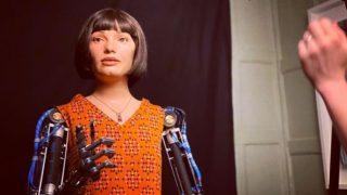 Dünyanın ilk robot sanatçısı otoportre sergisi açacak!