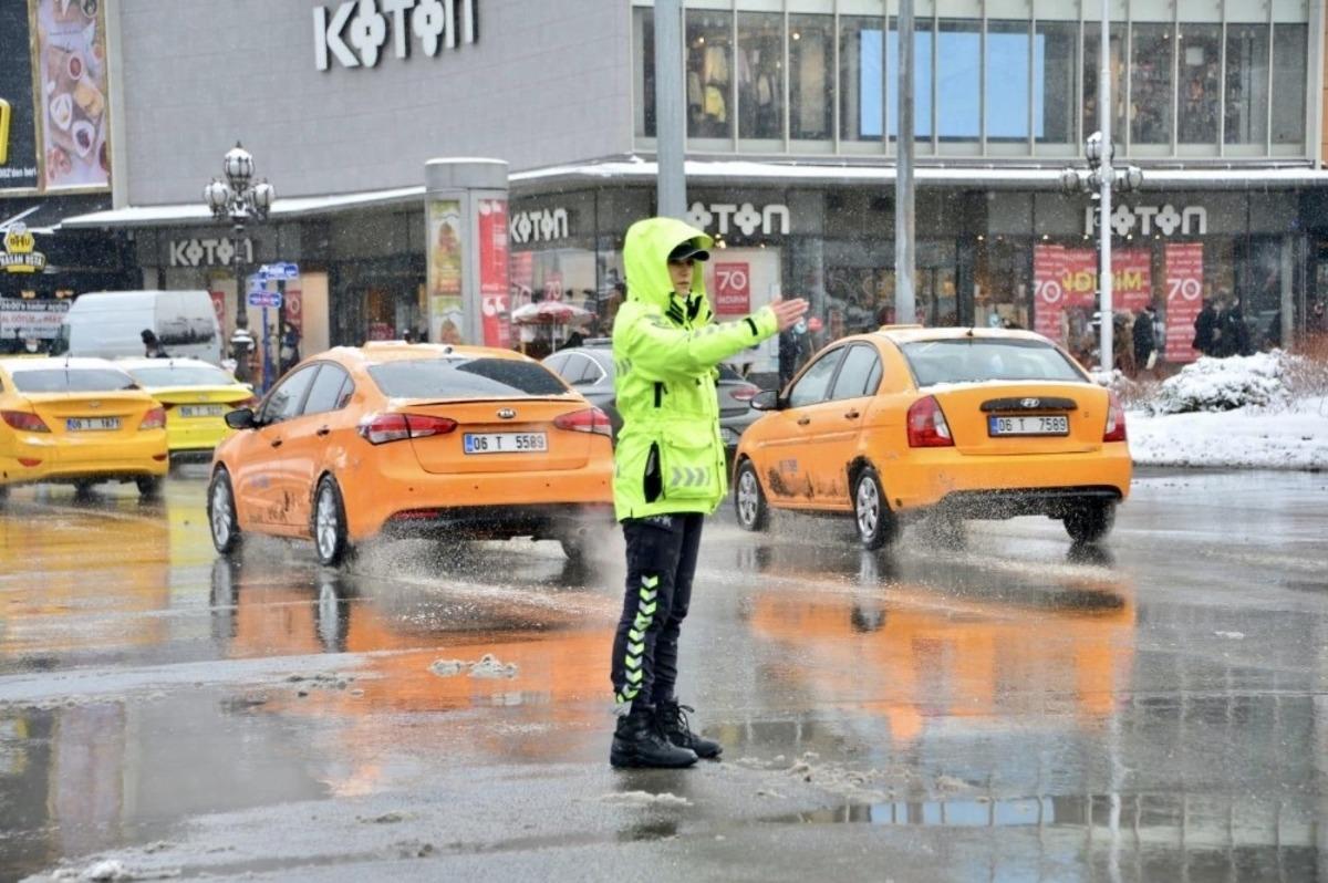Başkent&rsquo;te yolda kalanın da, aracı bozulanın da yardımına polis koştu