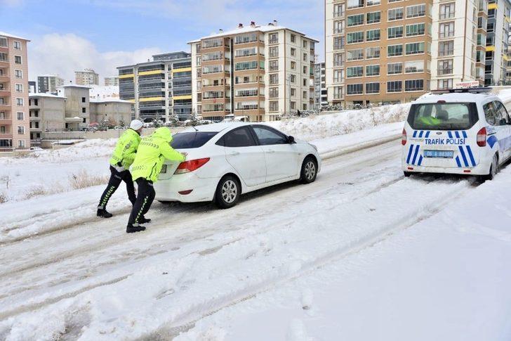 Başkent’te yolda kalanın da, aracı bozulanın da yardımına polis koştu G2