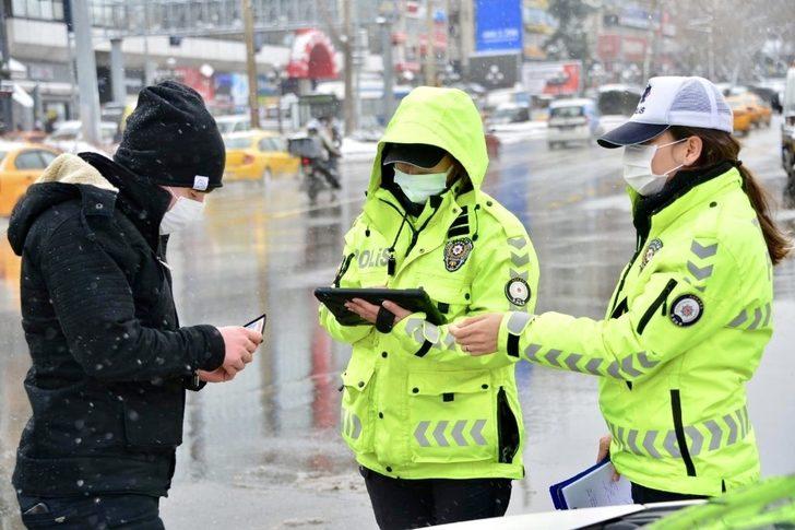 Başkent’te yolda kalanın da, aracı bozulanın da yardımına polis koştu G3