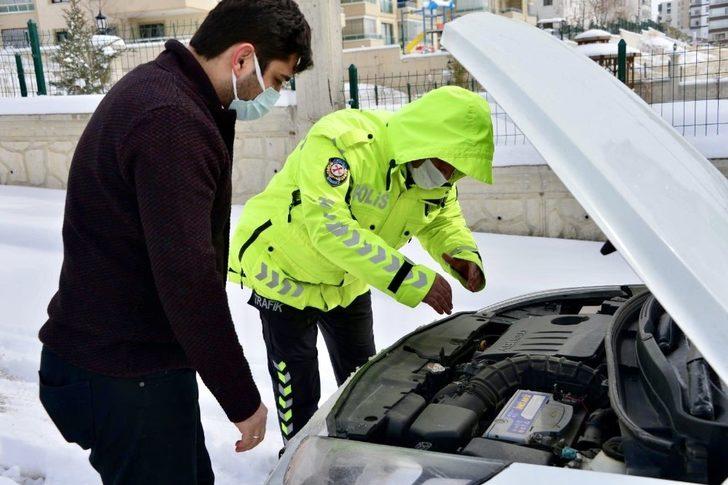 Başkent’te yolda kalanın da, aracı bozulanın da yardımına polis koştu G4